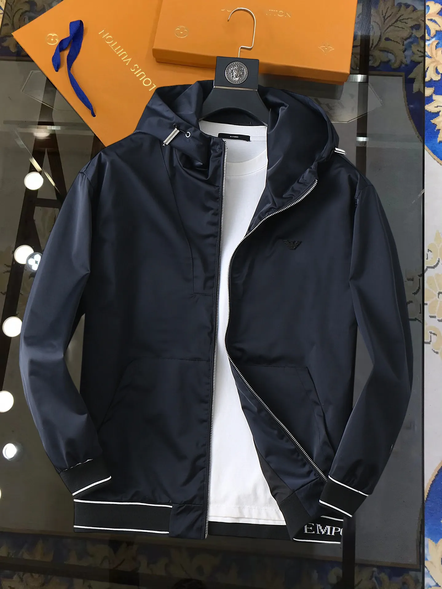 Armani official website Same Style, complete with three labels, on sale in advance. 2026 Autumn and Winter New Arrival men's jacket, Original with complete three labels, Premium version. Custom-made fabrics at the counter. Breathable, high comfort, impeccable details, brand element design concept, reflecting high quality. It feels delicate and soft, presents a casual cut, and has a great upper body shape. Sizes: M～3XL,